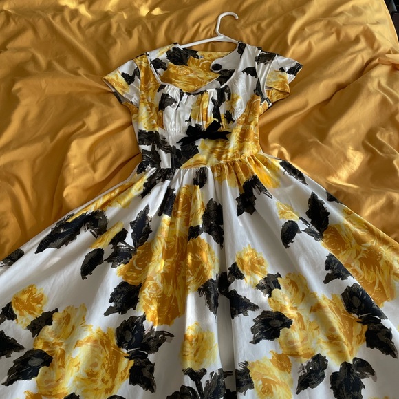 Vintage dress with full skirt - Picture 1 of 3